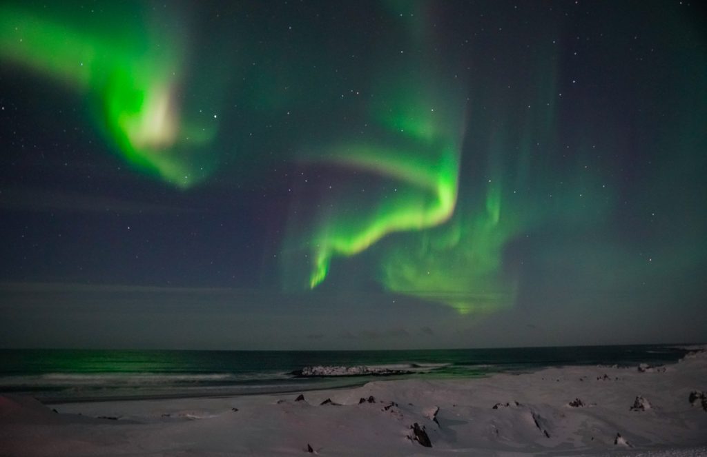 nordlys hav snø grønt