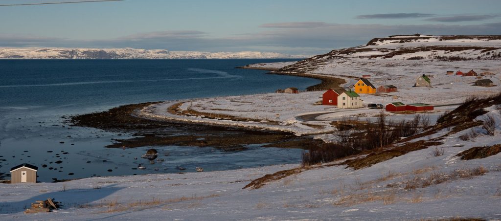 vinter småhus sol åpent landskap