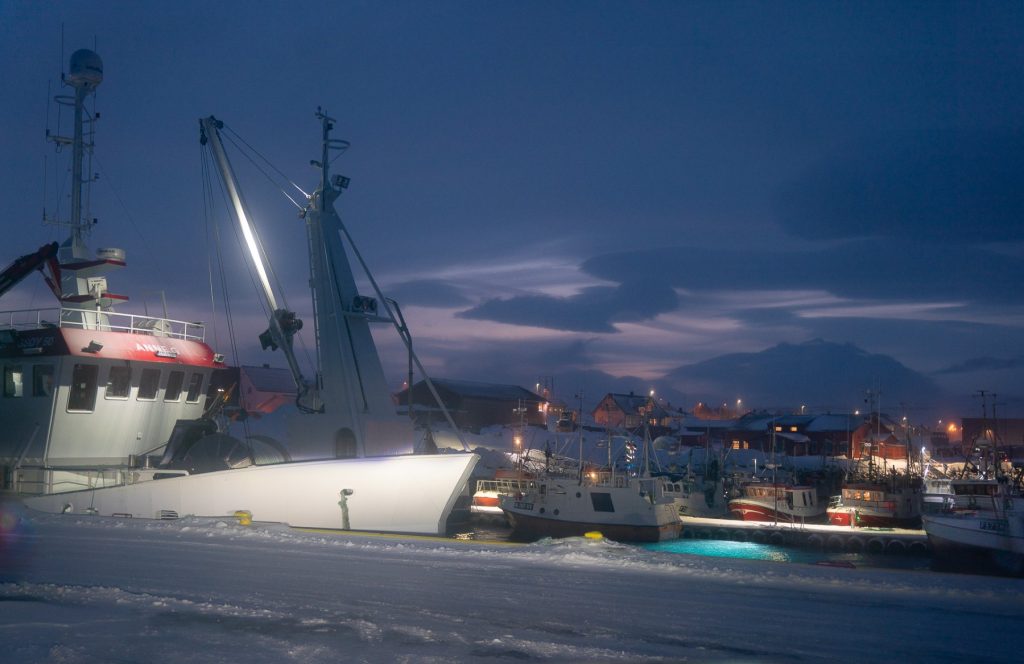 The Arctic Bucket List Journey fiske kongekrabbe vinter båt havn kveld